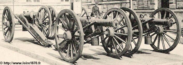 Des canons de 1870 devant l'Hotel   de ville de Verdun